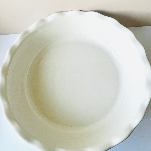 Emile Henry Modern Classics 9” Pie Dish - Picture 2 of 3
